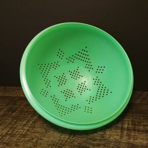 Tupperware Vintage Green Strainer. Bowl. EUC. 4" x 10"